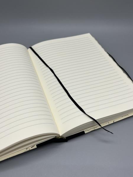 Buch A5 Leinenrücken liniert Seiten Detail Lesebändchen
